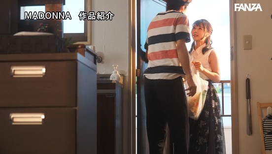 甘い囁きに流されるまま、僕は大学を留年するまで、人妻との巣篭もりSEXに溺れて…。 栗山莉緒サンプル１