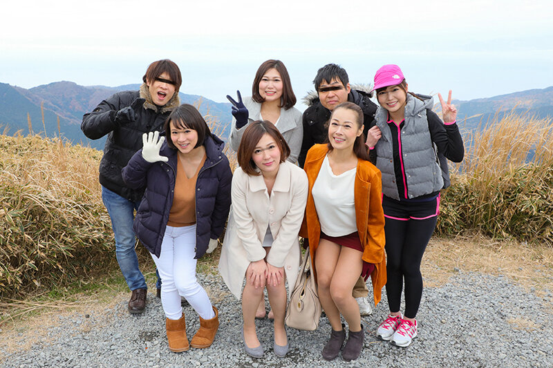 「『おばさんを興奮させてどうするの？』温泉旅館でヤりまくりSPECIAL 王様ゲームで勃起した青年チ○ポを押しつけられたおばさん妻は 嫌がりながらも本当はママ友に自慢したい」 VOL.2＋2作品サンプル２