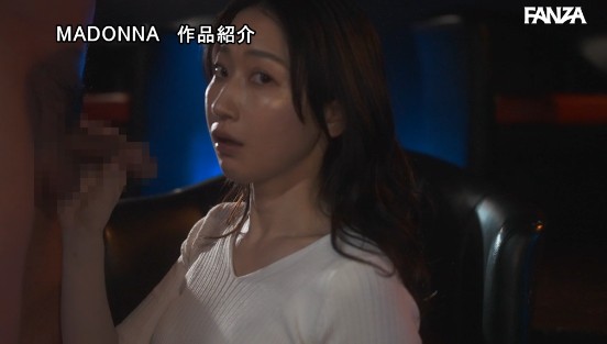 ハプニングバー 人妻NTR 「あなたのためよ…」と言っていた妻がいつしか群がる男たちに夢中になっていた。 水戸かなサンプル１