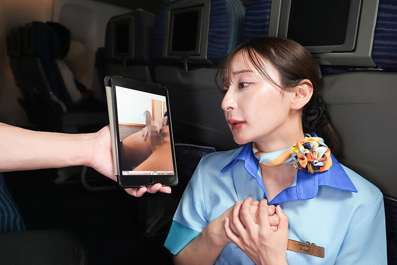 「内緒で撮った画像を見せていただけませんか？」間違えたフリしてチ○ポ画像を見せて赤面するおばさんCAは目の前で勃起チ〇ポを見せつけられても嫌じゃないVOL.3サンプル２