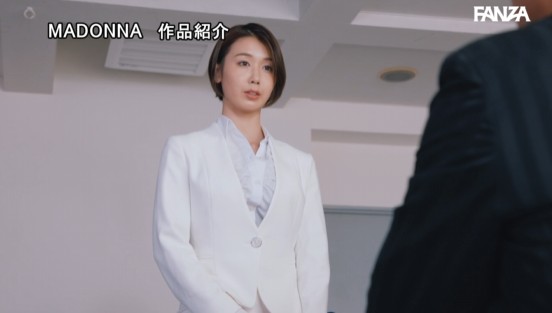 人妻秘書、汗と接吻に満ちた社長室中出し性交 超ハイスペックな『5度見』新人、’愛人秘書’へ就任ー。 結城花乃羽