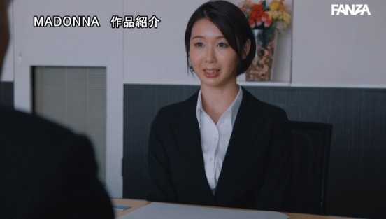 人妻秘書、汗と接吻に満ちた社長室中出し性交 超ハイスペックな『5度見』新人、’愛人秘書’へ就任ー。 結城花乃羽サンプル１