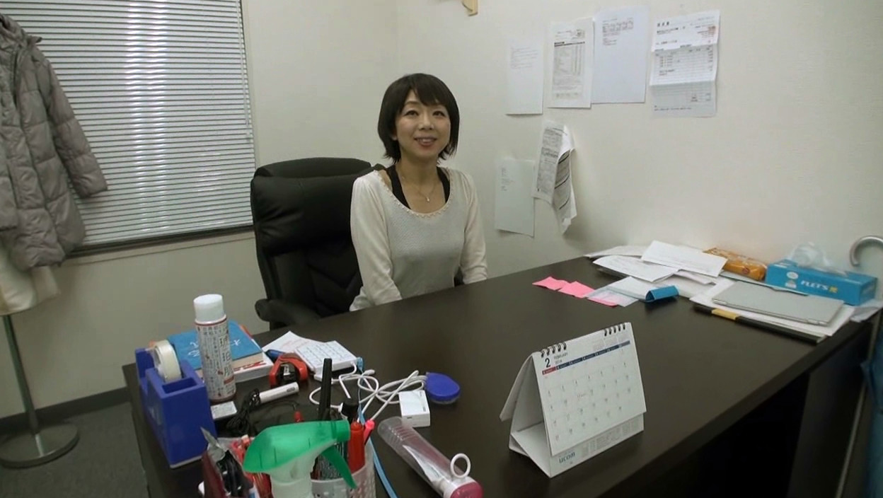 抑えきれない性欲、止まらない潮吹き 旦那と子供の在宅中に濃密自宅セックスに溺れる元女子アナウンサー 桐嶋永久子 44歳