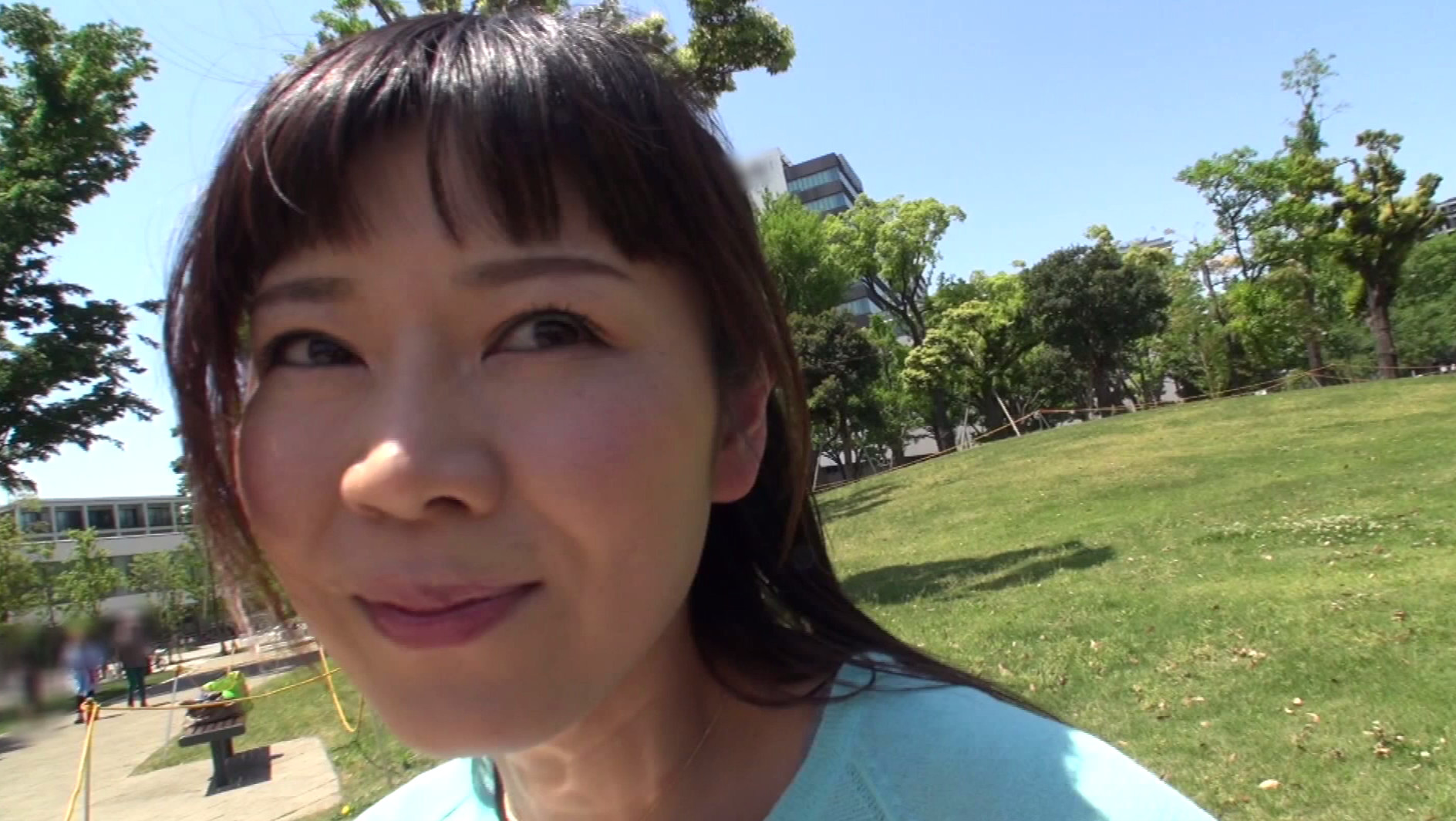 透き通る色白肌と柔らかい笑顔に母性が滲み出るふんわり美人人妻 西岡 奈央 43歳 AV Debut 10数年ぶりのチ●ポに喰らい付き味わう様に腰動かす濃厚SEXサンプル１