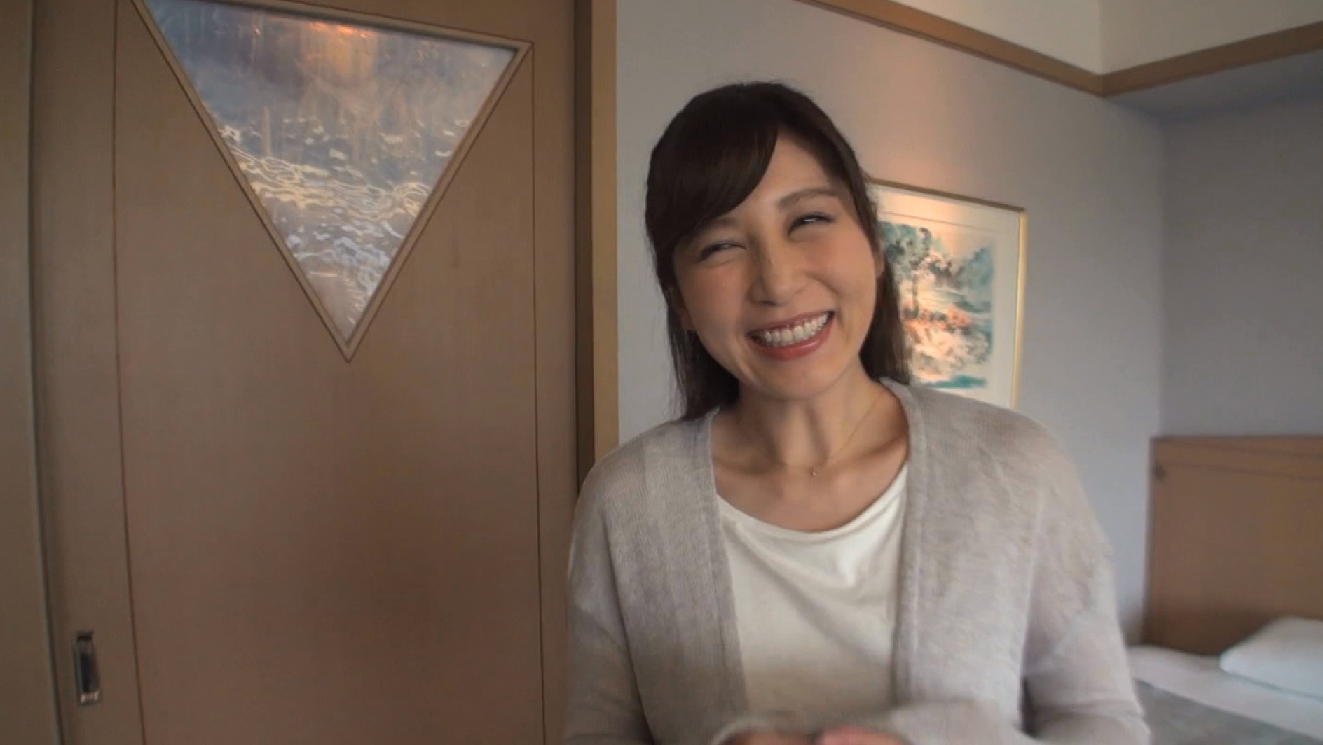 SOD人妻レーベル史上最高の30代 こんなにも清楚で美しい人妻がAVに出演するという奇跡 佐々木 あき 35歳 第2章 「家事をしててもずっと撮影の事が頭から離れなくて…パンツ濡らしてました…」子供を幼稚園に預け旦那の目を盗んで…