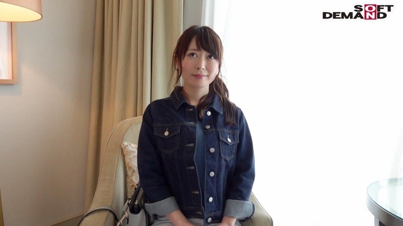 どこか儚げな顔で微笑んでいるけれど、本当は誰よりもスケベなんだろう？ 桜井萌 29歳 AV DEBUT