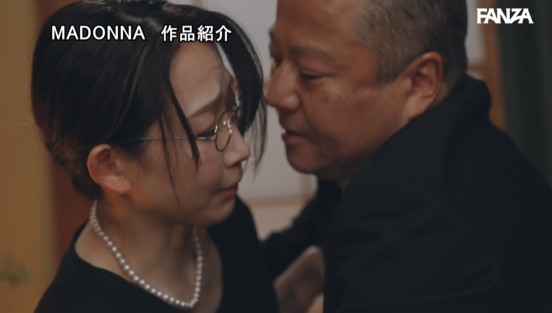 「ほんとは無理やりヤラれてるんだよね…？」 僕が密かに想いを寄せてた叔母・かなさんは既に近所のオヤジにメス堕ちさせられてた…。 未亡人BSS ～一周忌に気持ちを伝えるはずがとっくに寝取られていた。～ 水戸かなサンプル１
