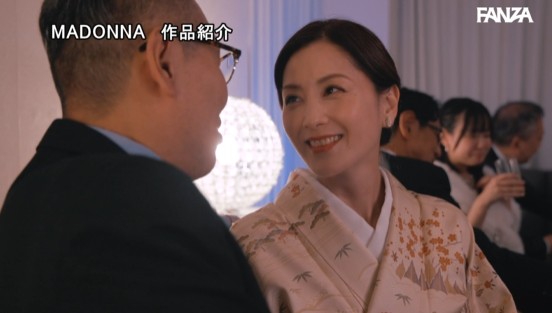 高級クラブの人妻、太客の汗と体液にまみれた、閉店後中出し枕営業―。 古東まりこ