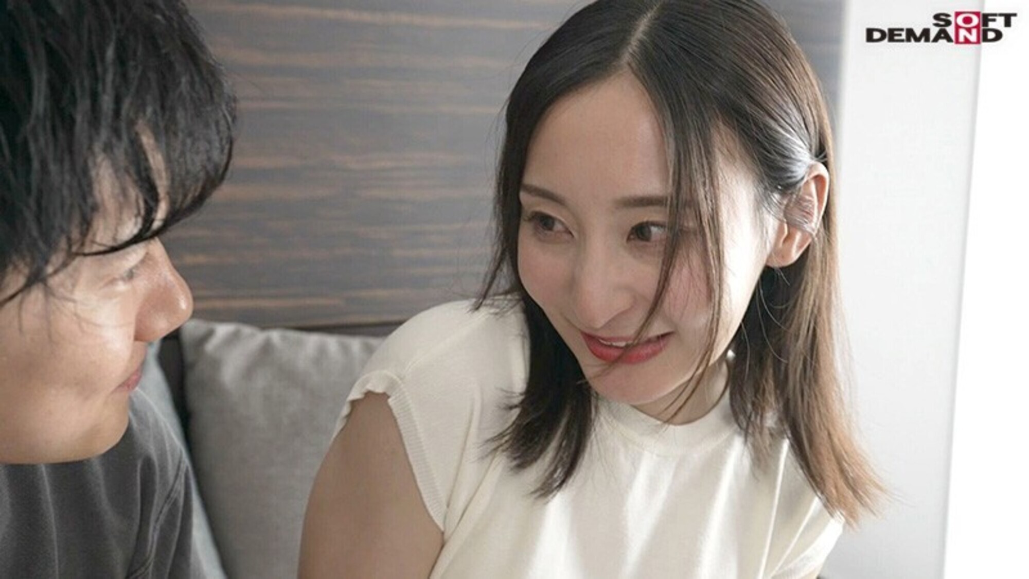 都会の喧騒に紛れてもひときわ目立つ長崎生まれの清楚な奥さん 足立友梨 32歳 AV DEBUT