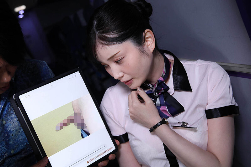 「内緒で撮った画像を見せていただけませんか？」間違えたフリしてチ○ポ画像を見せて赤面するおばさんCAは目の前で勃起チ〇ポを見せつけられても嫌じゃないVOL.4
