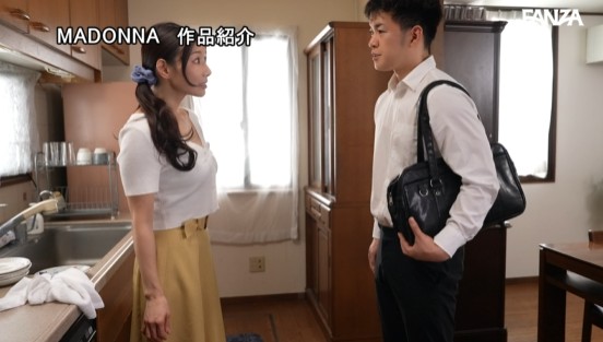 「義母さんが、オトナの接吻を教えてあげる…。」 初心な夫の連れ子の唇と童貞を奪う妖艶な義母 加藤あやの