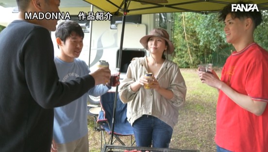 友達の家族にキャンプに誘われた僕は、キャンピングカーの中で友達の巨乳母と声我慢スローセックス中出しに溺れて何度もハメまくった2泊3日。 椎名ゆな