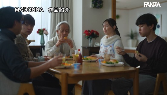 家族皆が巣立った実家で、 母と過ごす近親相姦の日々―。 杉咲穂果