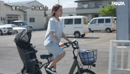 息子を保育園に送って早番パートを終わらせた後の5時間で…ひと山超えた先に住むバイト若者とSEXしまくるママチャリ爆走 性欲爆発お母さん 大谷双葉