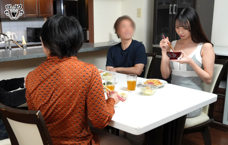 社内一キレイな先輩女子が早く結婚しろとうるさい両親を安心させるために恋人のフリを頼んだ後輩男子と実家に行ったら中出しセックスするハメに…何度もイカされて本当に好きになっちゃった 月野江すい